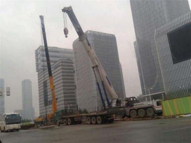 鱼峰区“自动找平”—— 吊车的 “平地神器” 技术